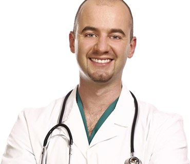 Médico sorrindo com um estetoscópio